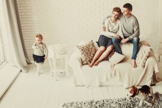 Foto glückliche familie, die am sonntag im wohnzimmer ruht