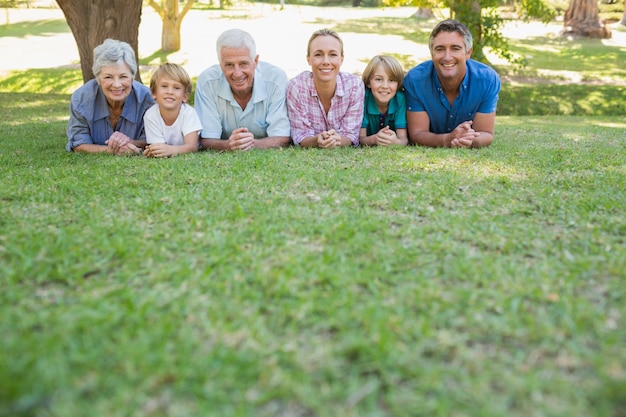 Glückliche Familie, die an der Kamera lächelt