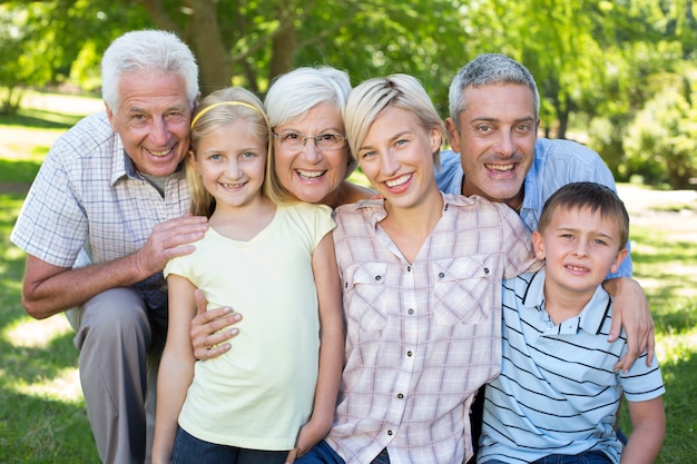 Glückliche Familie, die an der Kamera lächelt