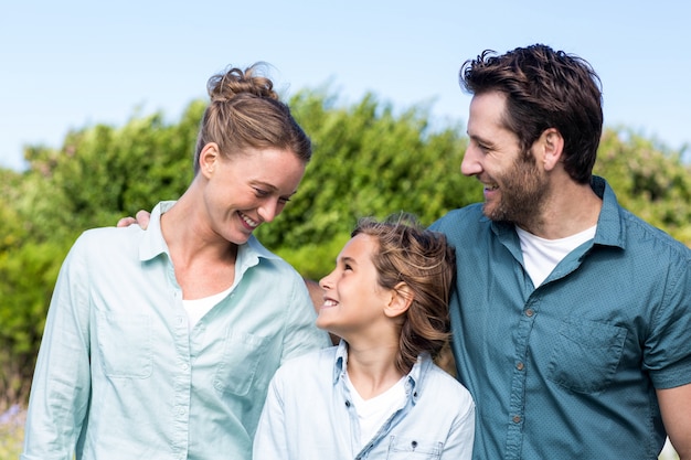 Glückliche Familie, die an einander lächelt