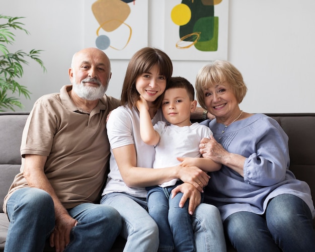 Glückliche Familie, die auf Couch sitzt