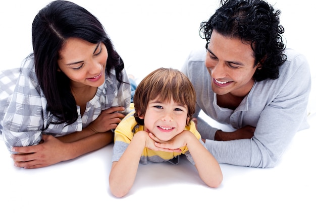 Glückliche Familie, die auf dem Boden liegt