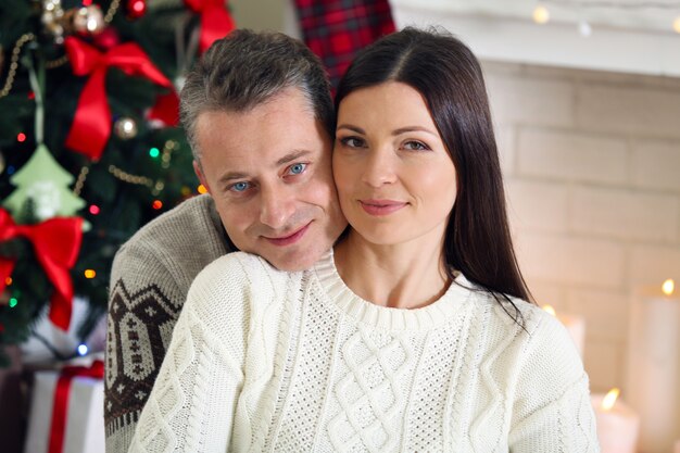 Glückliche Familie, die auf dem Teppich liegt, auf der Weihnachtsbaumoberfläche