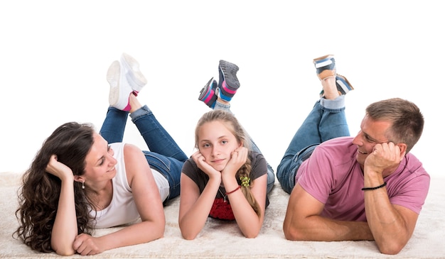 Foto glückliche familie, die auf einer weißen wand aufwirft