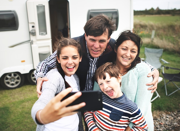 Glückliche Familie, die ein selfie nimmt