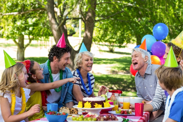 Glückliche Familie, die einen Geburtstag feiert