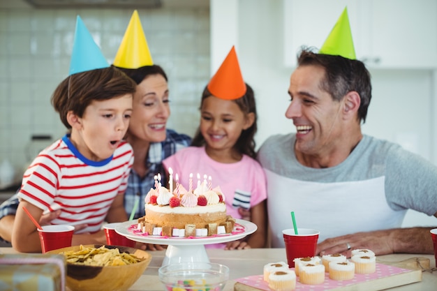 Glückliche Familie, die einen Geburtstag feiert