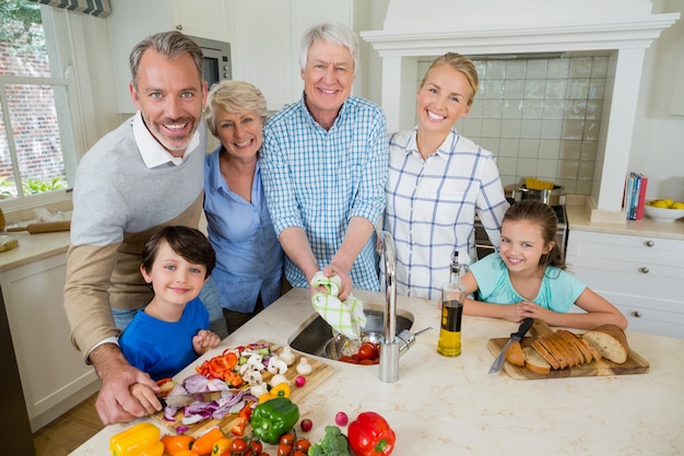 Glückliche Familie, die Essen in der Küche zubereitet