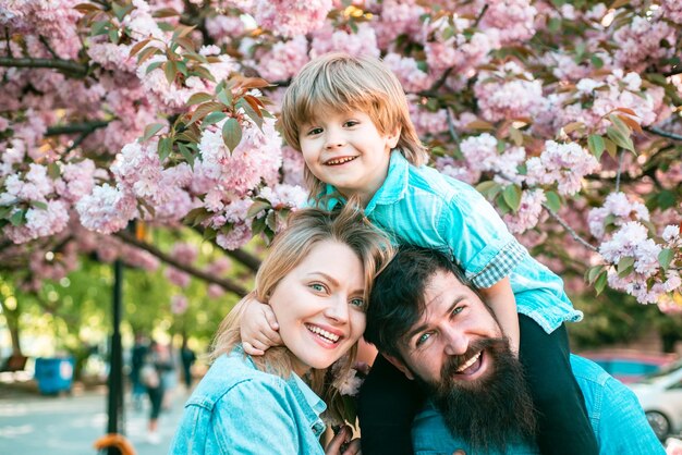 Glückliche Familie, die gute Zeit zusammen verbringt Mutter, Vater und Sohn