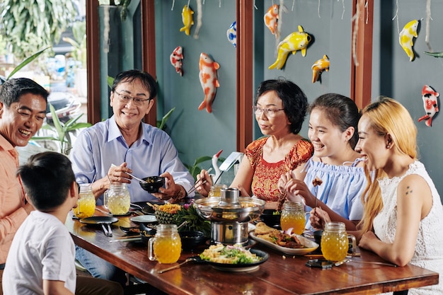 Glückliche Familie, die gutes Essen isst