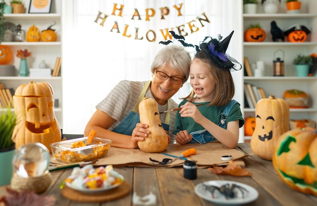 Glückliche Familie, die Halloween feiert