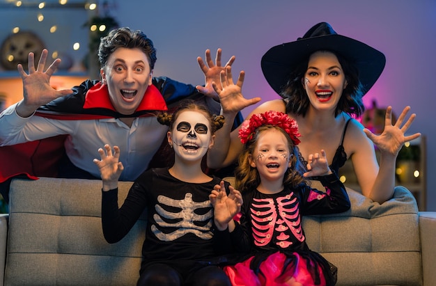 Glückliche Familie, die Halloween feiert