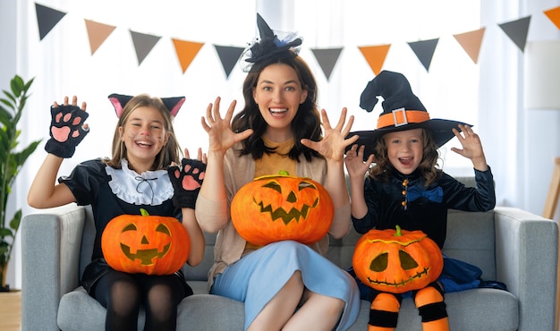 Glückliche Familie, die Halloween feiert