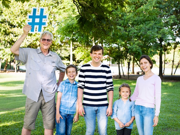 Glückliche Familie, die Hashtags hält