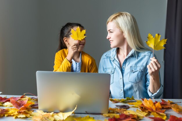 Glückliche Familie, die Herbstdekor macht. Herbstliche Atmosphäre