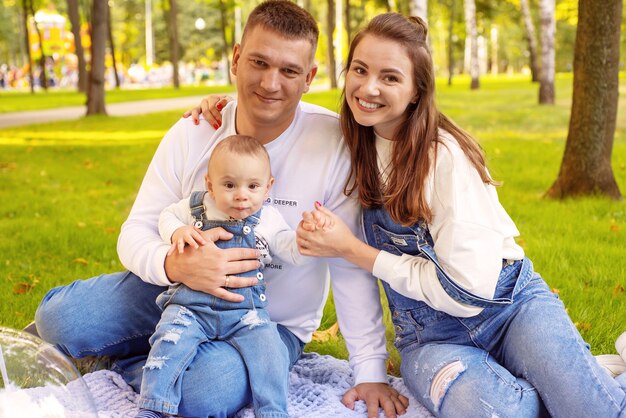 glückliche Familie, die im Park beim Picknick geht