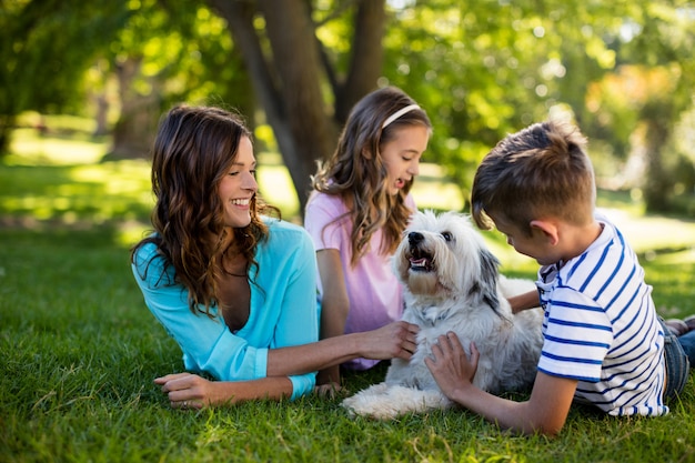 Glückliche Familie, die im Park genießt