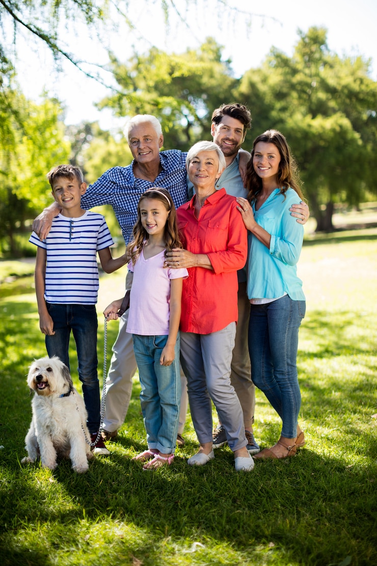 Foto glückliche familie, die im park genießt