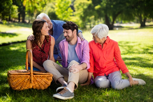 Glückliche Familie, die im Park genießt