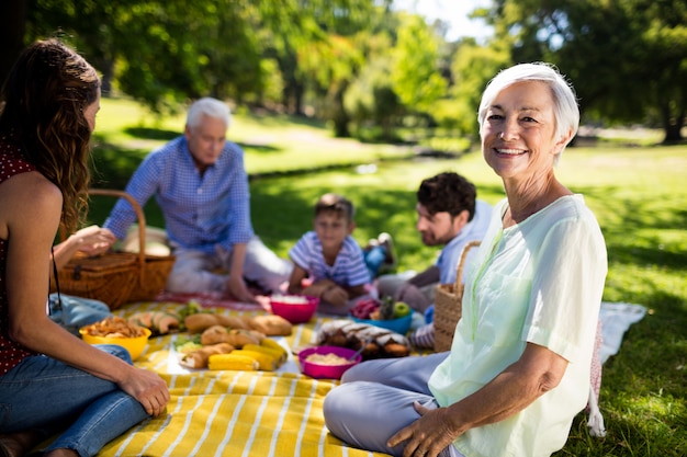 Glückliche familie, die im park genießt