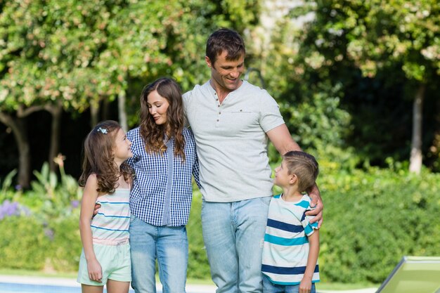 Glückliche Familie, die im Park genießt