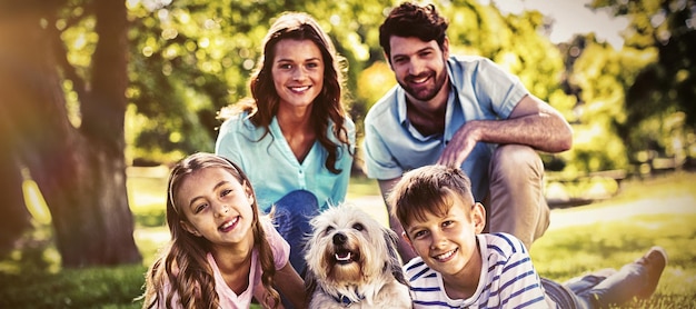 Glückliche Familie, die im Park genießt