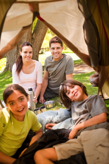 Glückliche Familie, die im Park kampiert