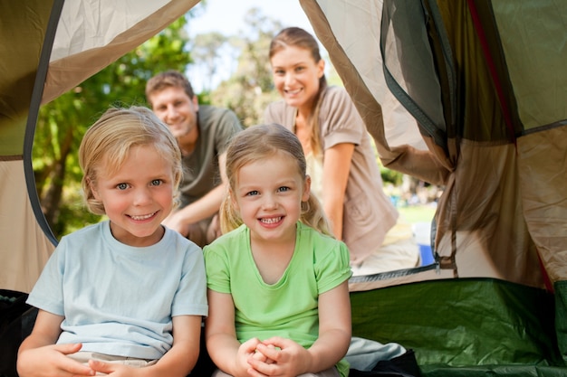 Glückliche Familie, die im Park kampiert