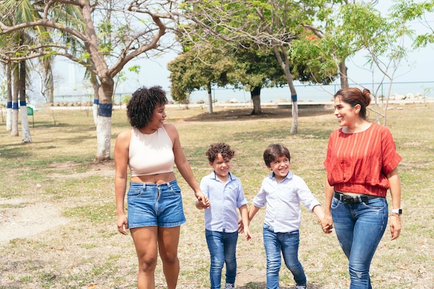 Glückliche Familie, die im Park spazieren geht