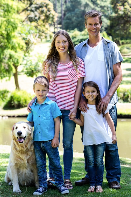 Glückliche Familie, die im Park steht