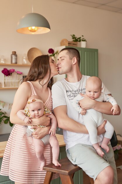 glückliche Familie, die in der Küche aufwirft