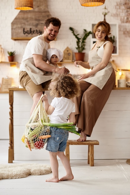 Glückliche Familie, die in der Küche kocht