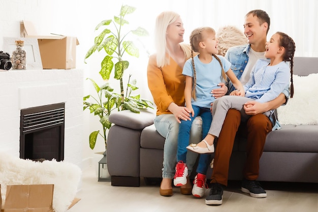 Foto glückliche familie, die mit kisten nach hause zieht