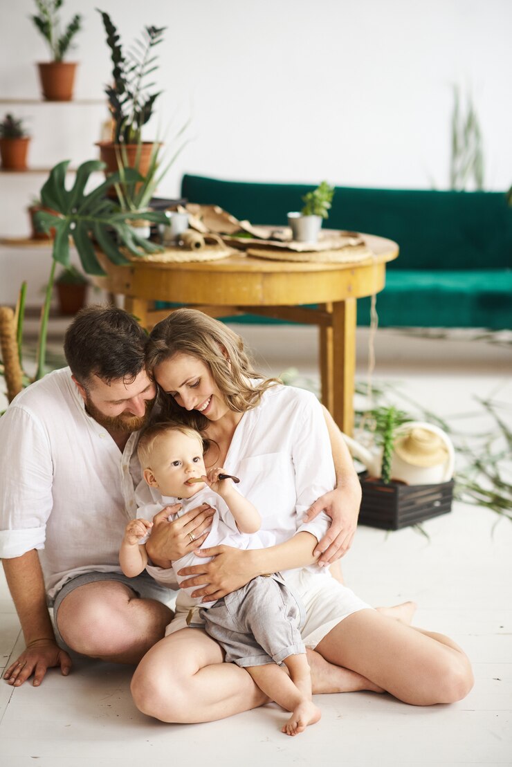 Foto glückliche familie, die nach hause arbeitet. pflanzen mit ihrem kind umpflanzen