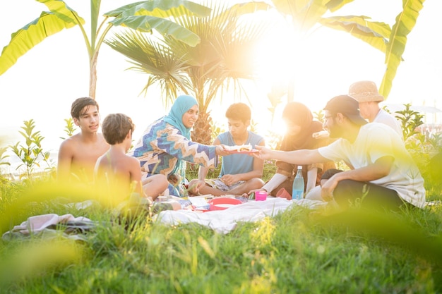 Glückliche Familie, die Picknick am Strand nahe Meer genießt?