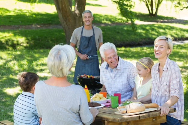 Glückliche Familie, die Picknick im Park hat