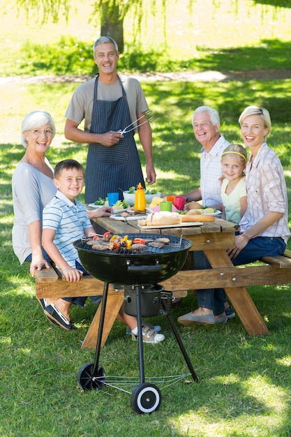 Glückliche Familie, die Picknick im Park hat