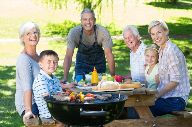 Glückliche Familie, die Picknick im Park hat