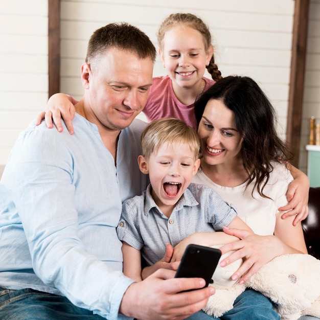 Foto glückliche familie, die selfie nimmt