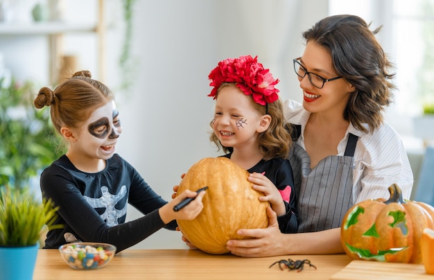 Glückliche Familie, die sich auf Halloween vorbereitet