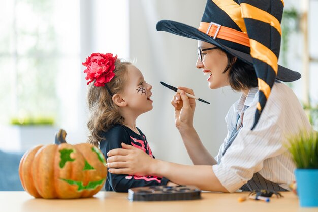 Glückliche Familie, die sich auf Halloween vorbereitet