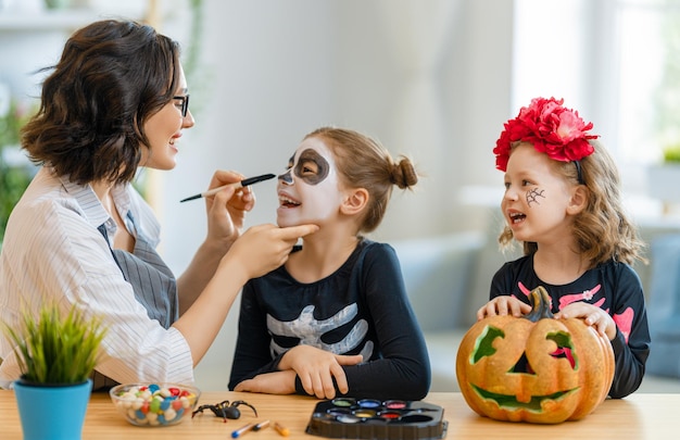 Glückliche Familie, die sich auf Halloween vorbereitet