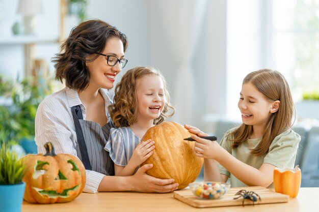 Glückliche Familie, die sich auf Halloween vorbereitet