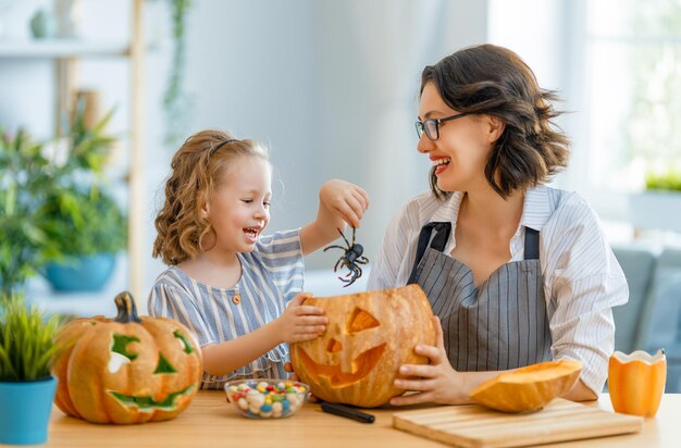 Glückliche Familie, die sich auf Halloween vorbereitet