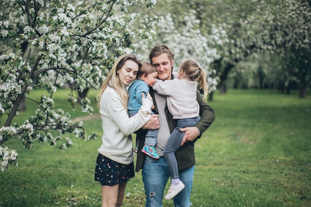 Glückliche Familie, die sich draußen umarmt