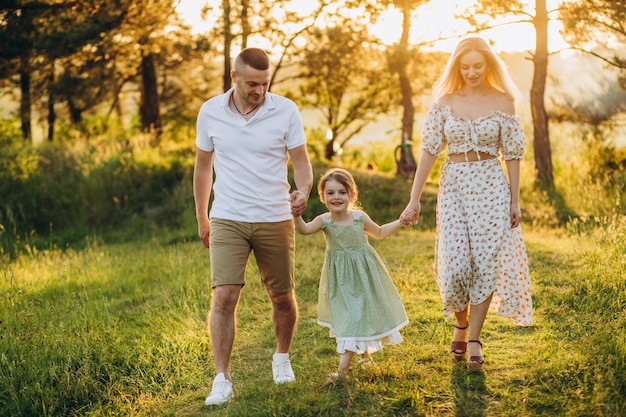 Glückliche Familie, die sich im Sommerpark ausruhtFröhliche Familie, die im Park picknicktSommerzeit- und Urlaubskonzept