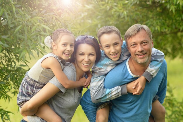 Glückliche Familie, die sich in einem Sommerpark ausruht