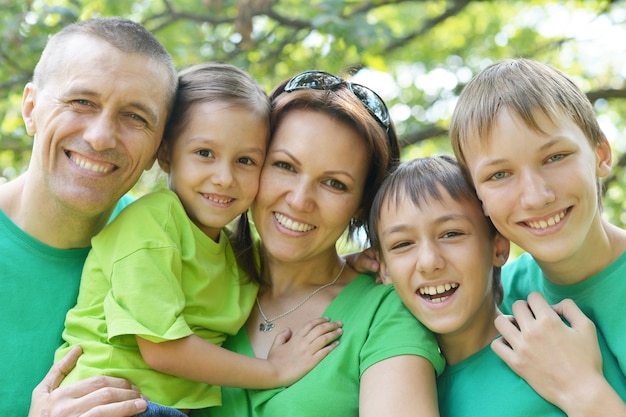 Glückliche Familie, die sich in einem Sommerpark ausruht