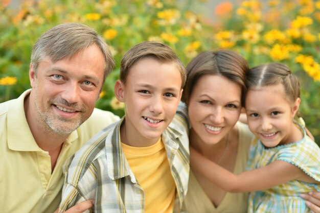 Glückliche Familie, die sich in einem Sommerpark ausruht