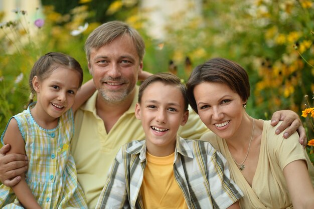 Glückliche Familie, die sich in einem Sommerpark ausruht